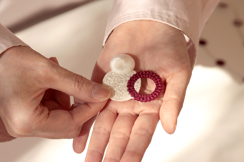 刺繍アクセサリーだからこそ出せる、温かさと表情